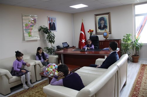 Kaymakamlık makamına temsili olarak Korgan Atatürk İlkokulu 2. Sınıf öğrencilerinden Feyza GÜR oturdu.